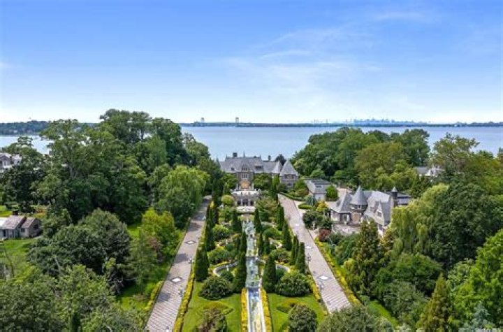 $55 Million Waterfront Mansion In New York Is Simultaneously The Weirdest And Most Jaw-Dropping Property You've Ever Seen
