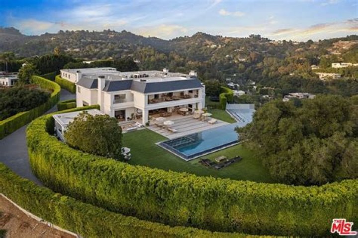 Former Beverly Hills Home Of Kenny Rogers Sells For $46.4 Million - And That's Actually A Bargain!!!