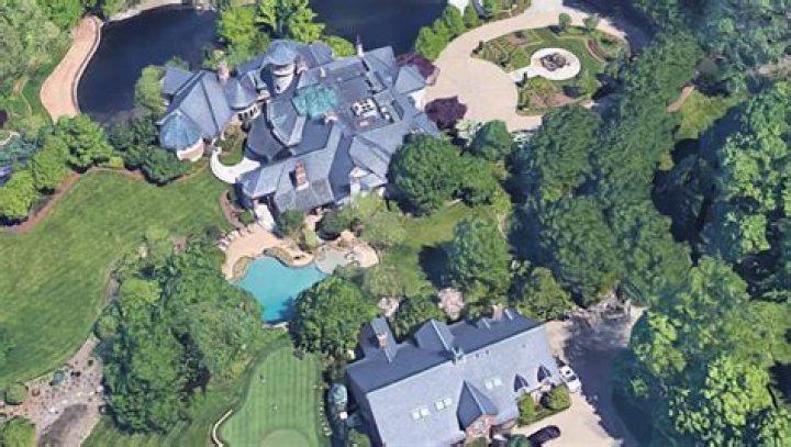 Papa John Schnatter's $500 Million Fortune Bought This Insane 40,000 Square Foot Kentucky Mansion