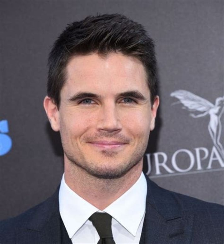 Robbie Amell Net Worth | Celebrity Net Worth