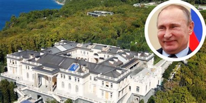 Russian Activists Post Drone Footage Of Vladimir Putin's Purported $1.4 Billion Secret Palace